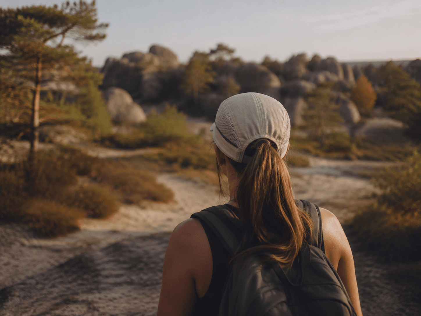 Casquette de randonnée face aux rochers de Fontainebleau